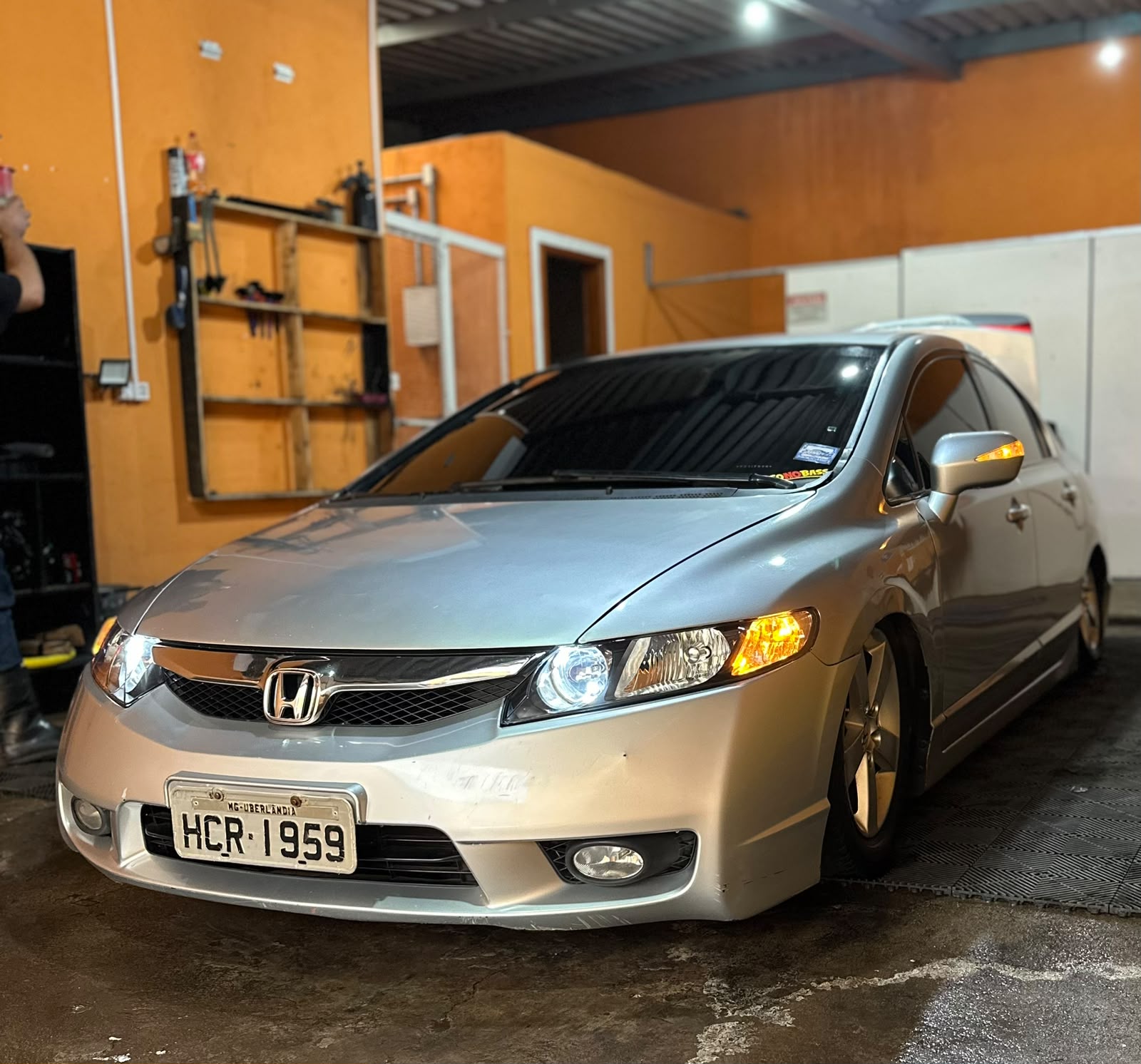 Carro com iluminação premium instalada